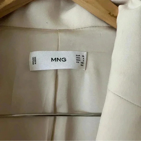 Mng ivory blazer Sz 4 perfect for spring - Picture 7 of 7